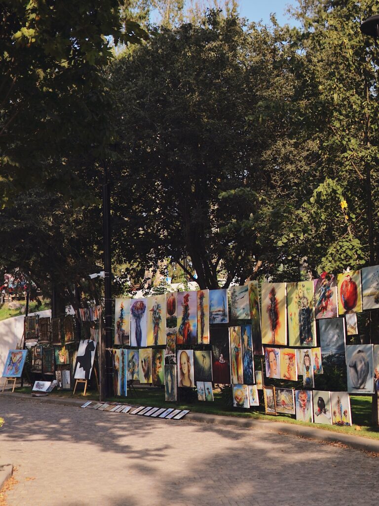 Obrazy na pchlim targu w Tbilisi