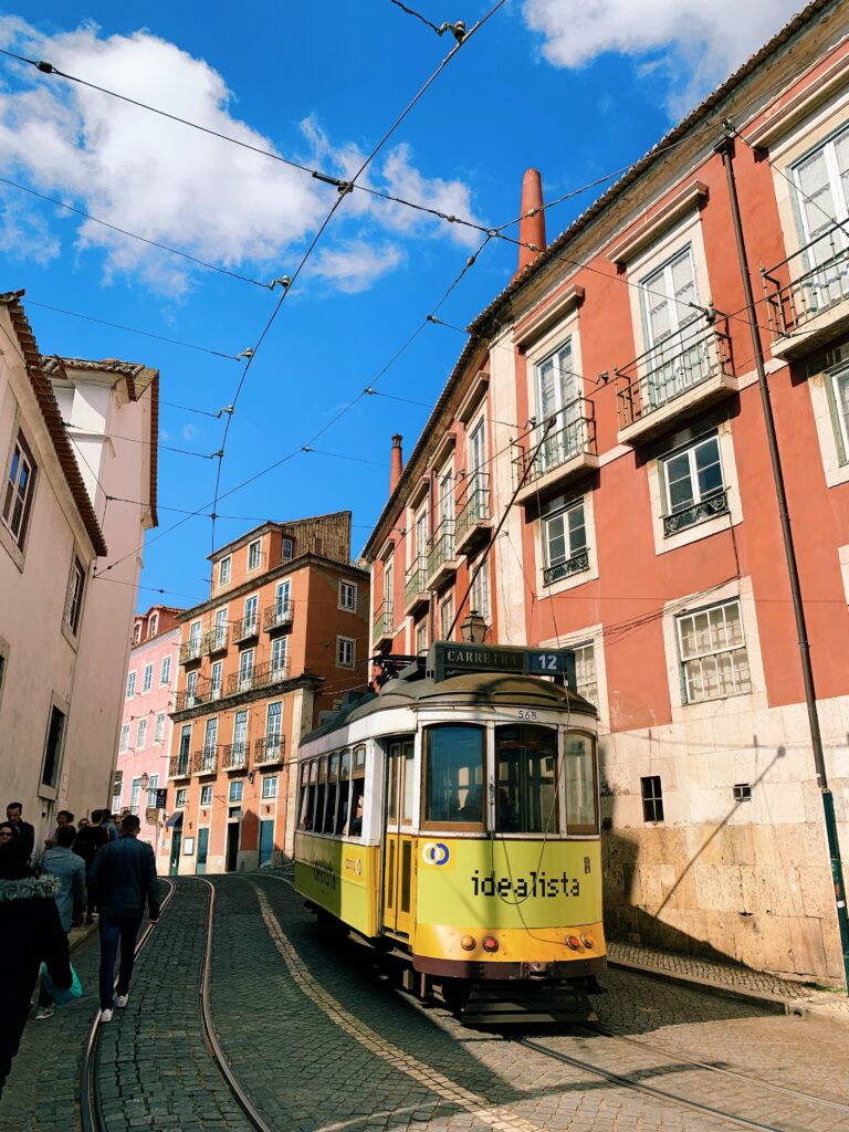 Lizbona żołty tramwaj