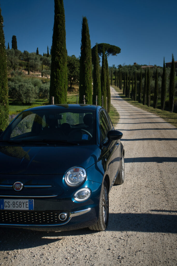 Cyprysowe drogi Fiat 500 wynajem auta - Toskania Przewodnik