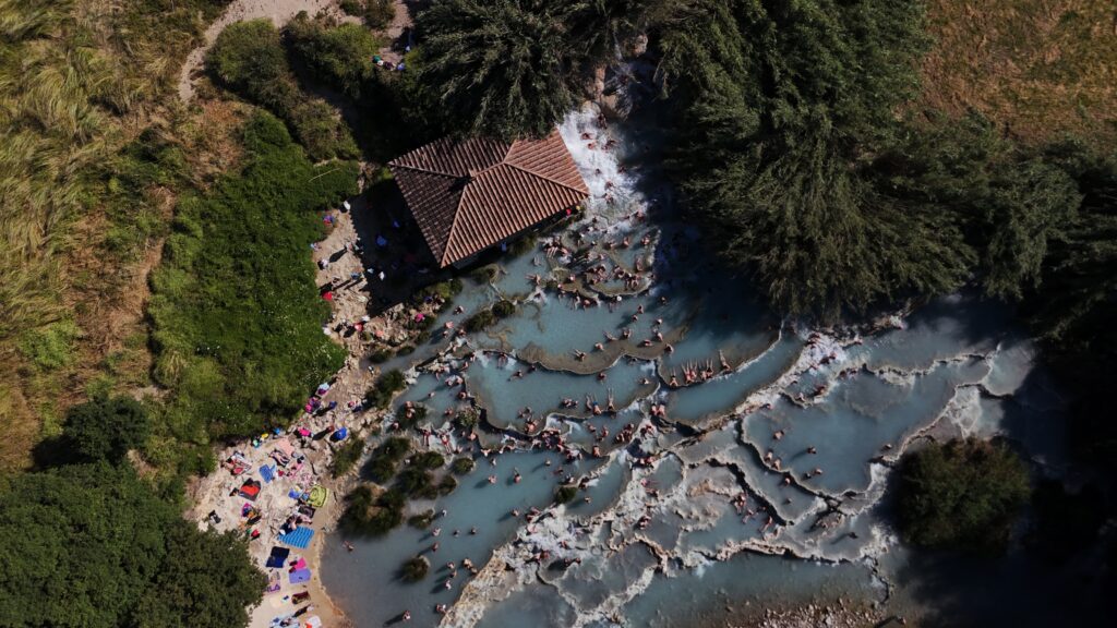 Terme di Saturnia z drona - Toskania Przewodnik
